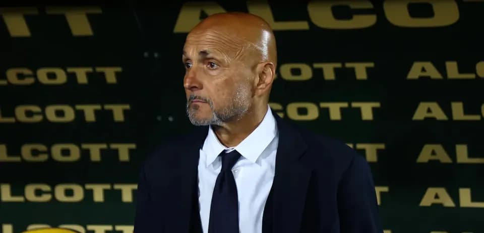 Entraîneur observant le match depuis le banc