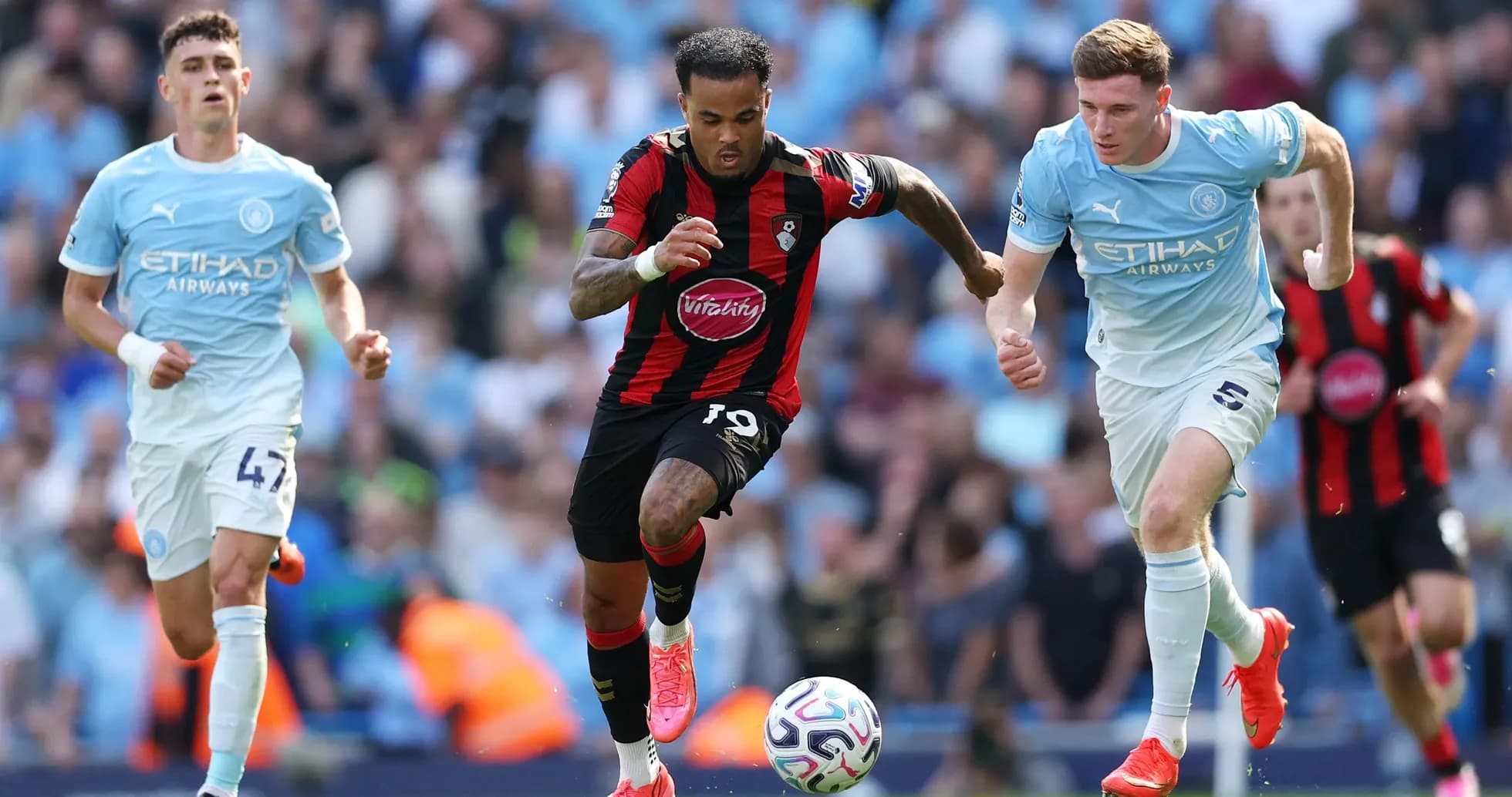 Un joueur de Bournemouth dribble devant des adversaires