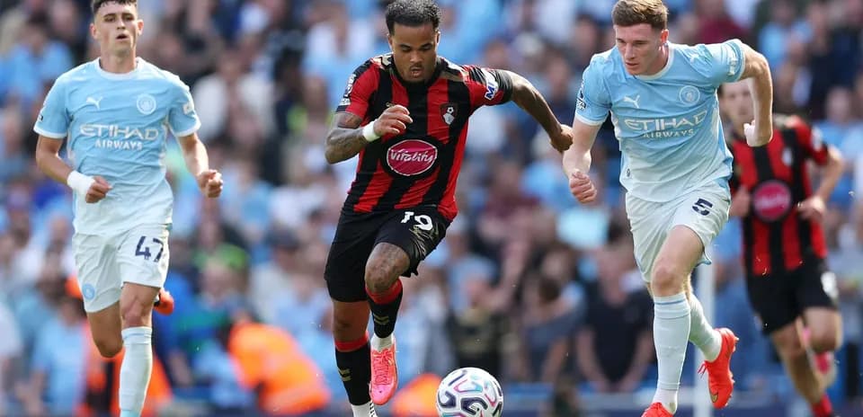 Un joueur de Bournemouth dribble devant des adversaires