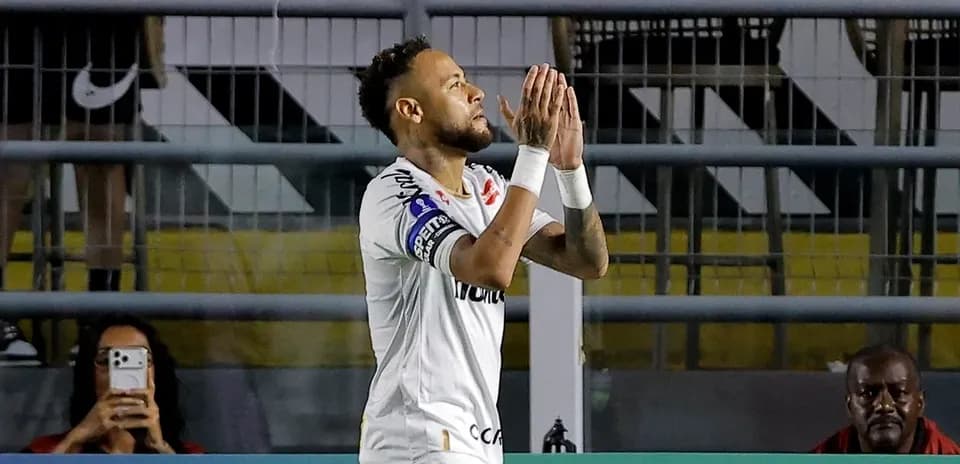 Joueur levant les mains en célébration sur le terrain