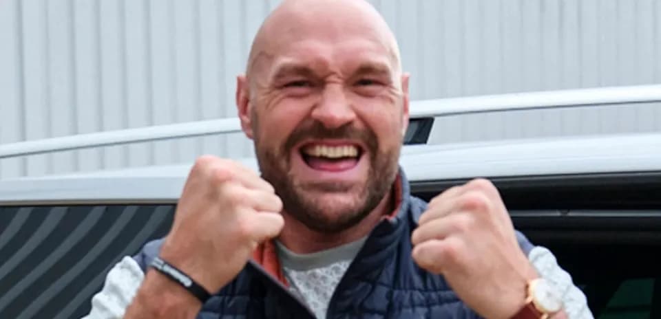Homme souriant avec les poings levés en signe de victoire