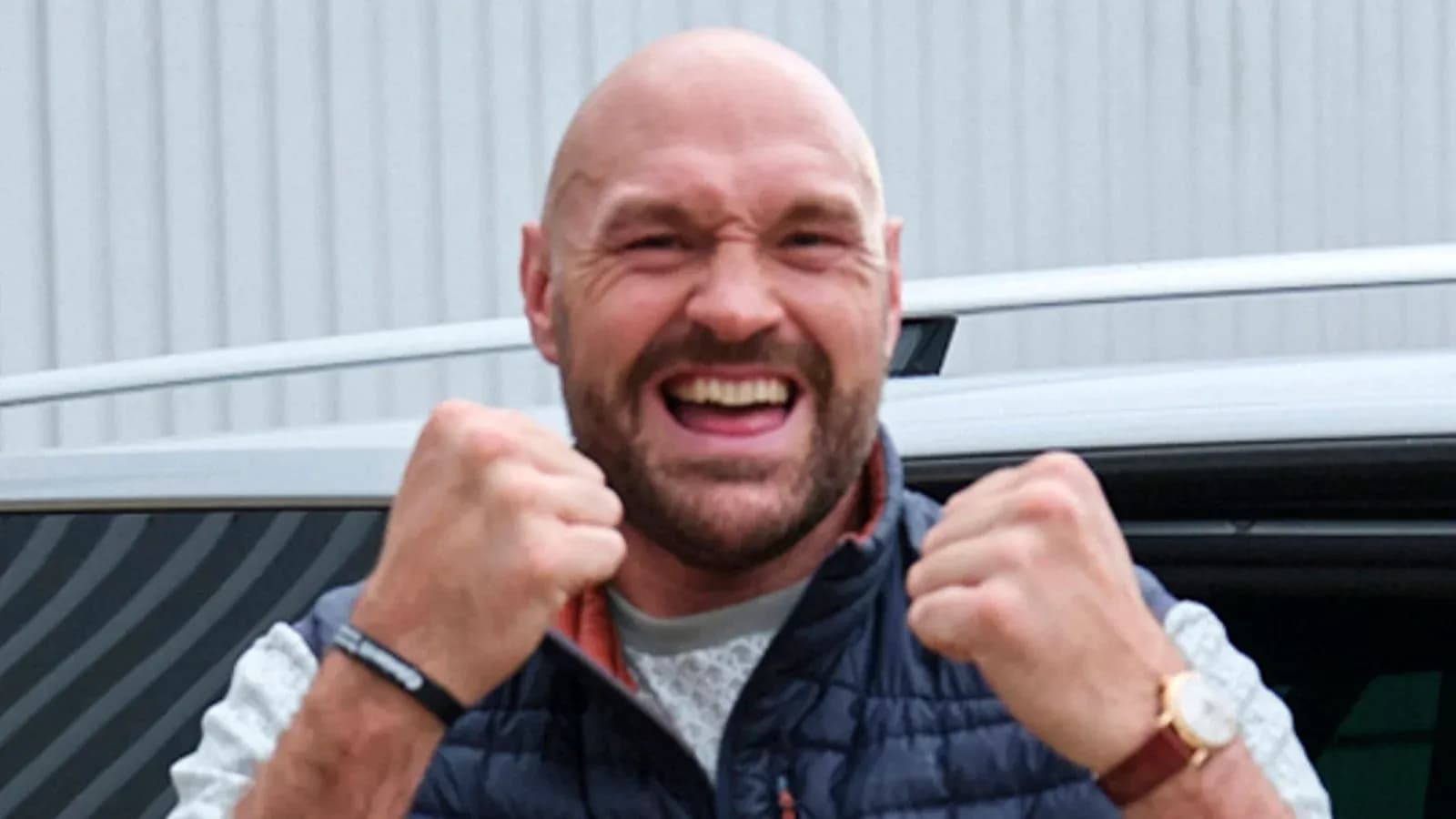 Homme souriant avec les poings levés en signe de victoire