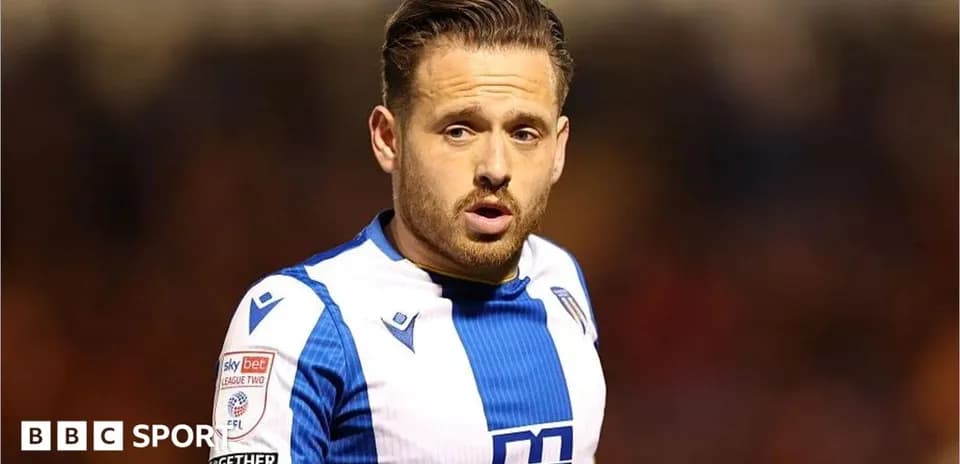 Joueur en maillot bleu et blanc sur le terrain