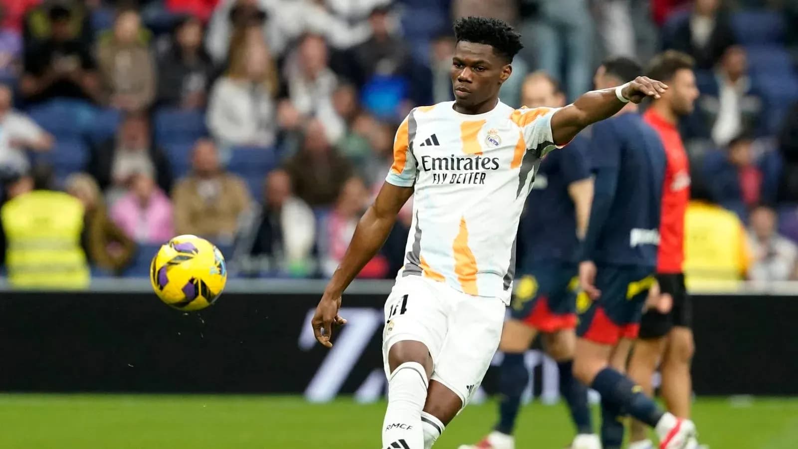 Joueur de Real Madrid effectuant un tir au but