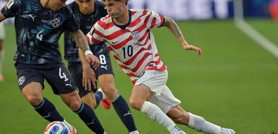 Joueur américain dribblant sous pression lors du match