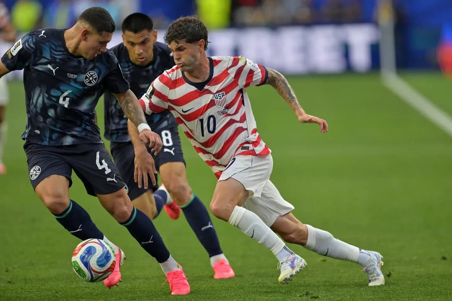 Joueur américain dribblant sous pression lors du match