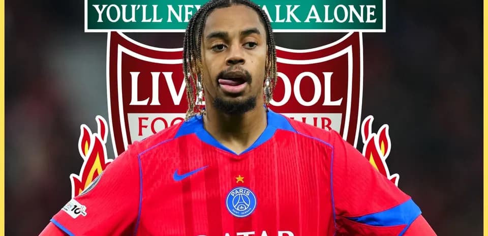 Joueur portant un maillot du PSG devant logos de Liverpool