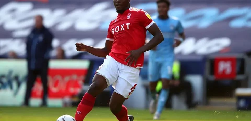 Joueur de Nottingham Forest en action sur le terrain