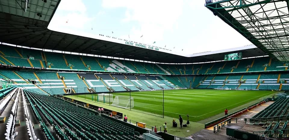 Vue intérieure du Celtic Park avec terrain et gradins vides
