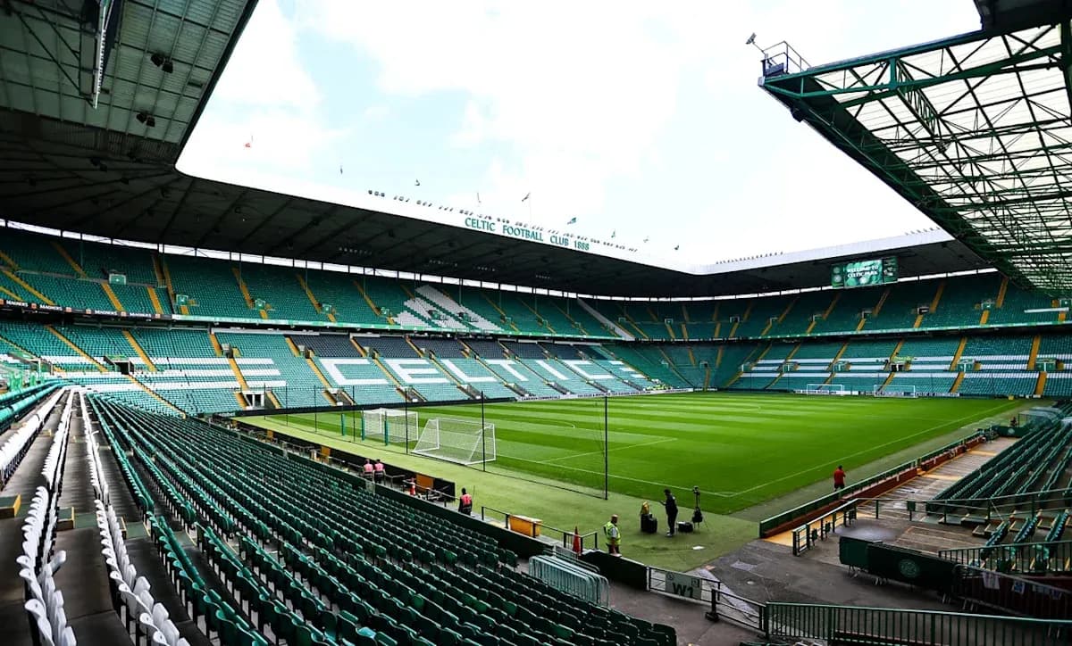 Vue intérieure du Celtic Park avec terrain et gradins vides