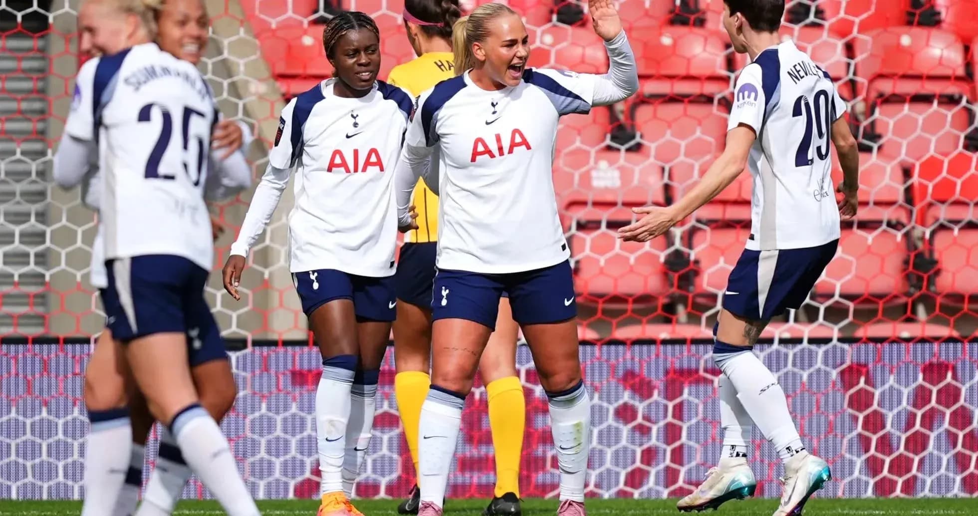 Joueuses de Tottenham célèbrent un but