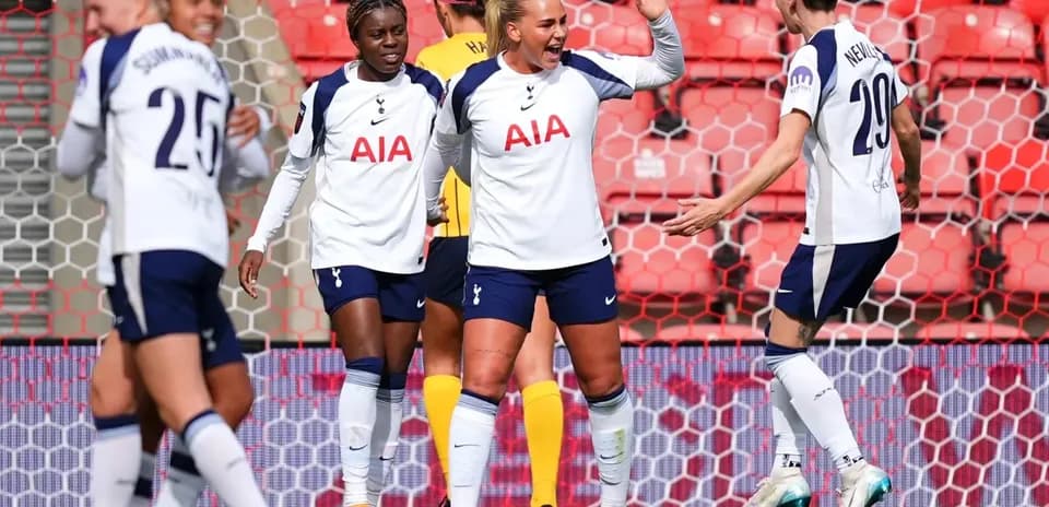Joueuses de Tottenham célèbrent un but