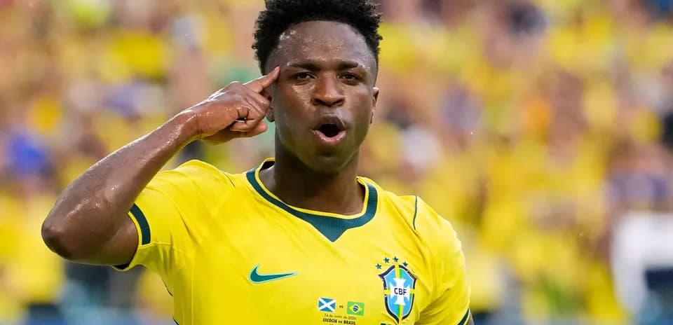 Joueur brésilien célèbre un but avec un geste