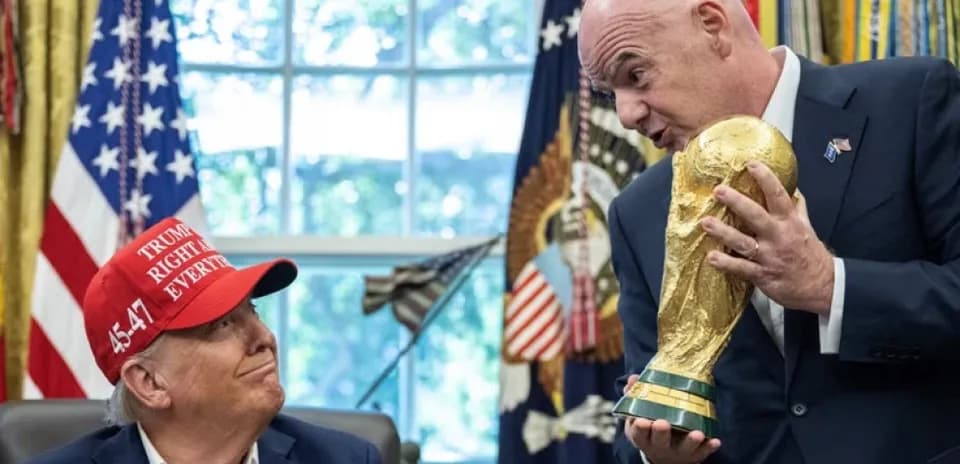 Homme tenant la Coupe du Monde avec un autre homme
