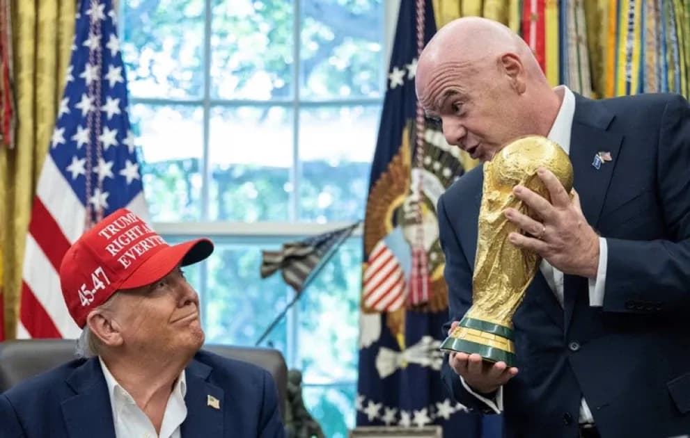 Homme tenant la Coupe du Monde avec un autre homme