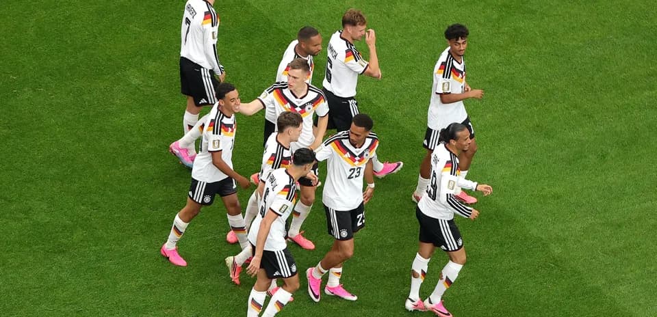 Joueurs allemands célébrant un but