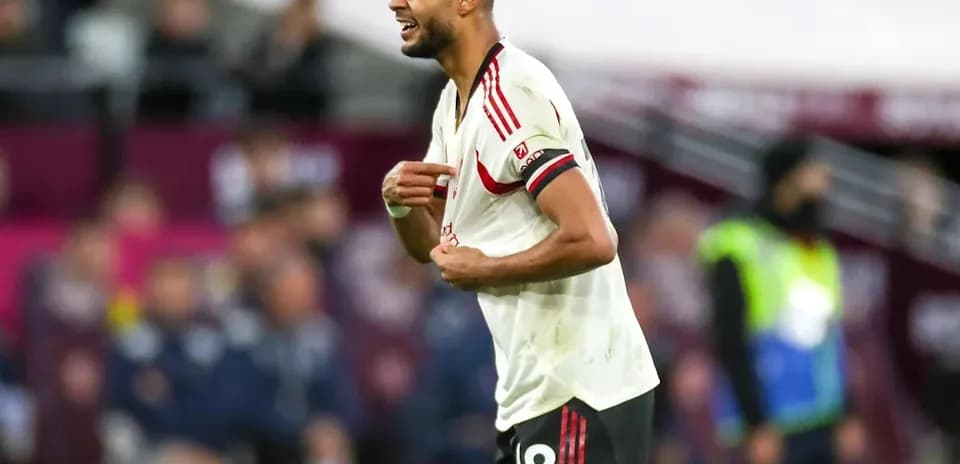Joueur de football en action sur le terrain