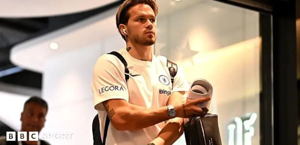 Joueur de Chelsea entrant dans un terminal d'aéroport