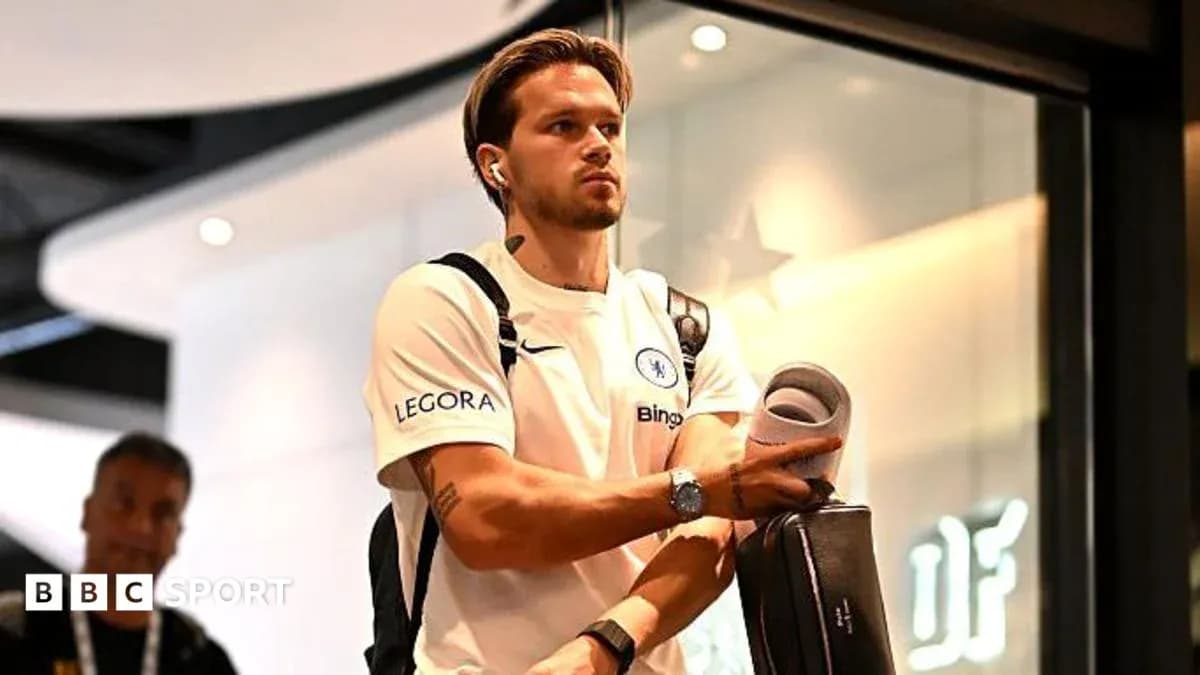 Joueur de Chelsea entrant dans un terminal d'aéroport