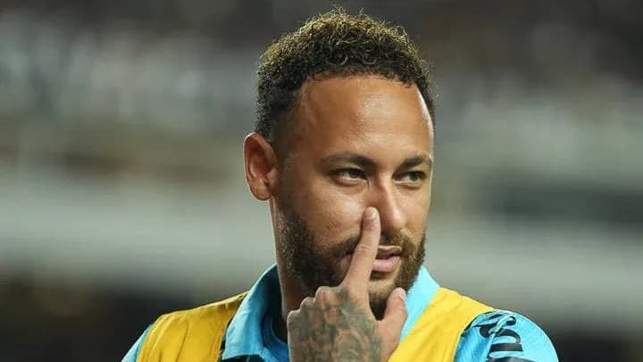Joueur avec maillot bleu et jaune en action