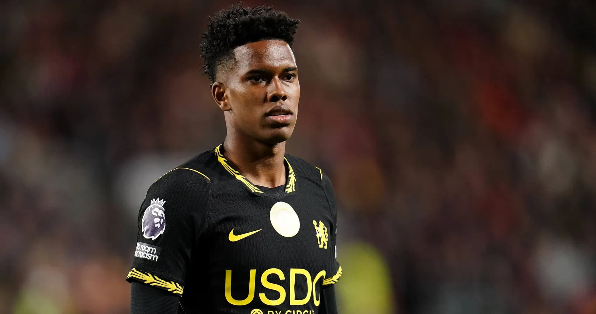 Joueur de Chelsea en tenue noire sur le terrain