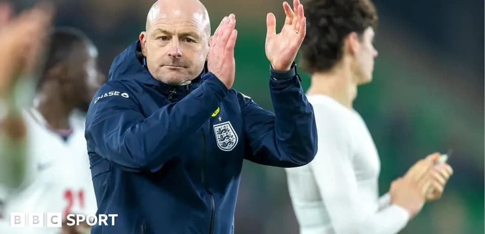 Entraîneur applaudissant après le match avec l'équipe