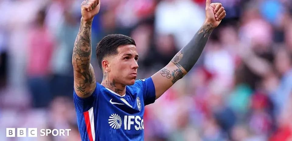 Joueur de football levant les pouces en signe d'approbation