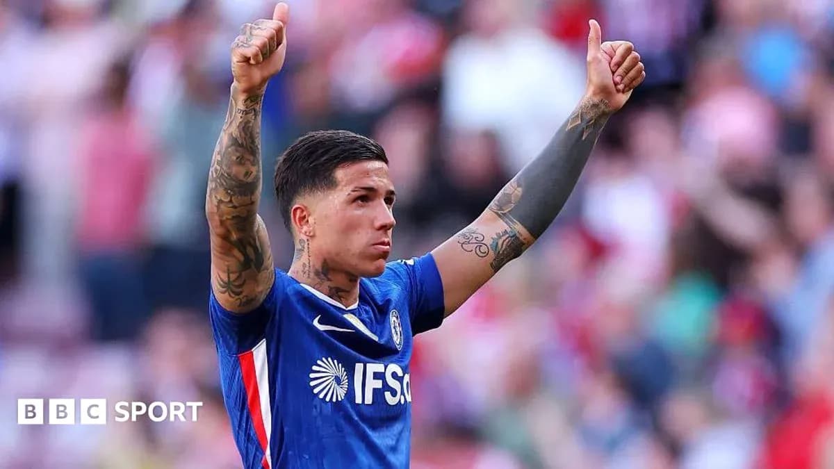 Joueur de football levant les pouces en signe d'approbation