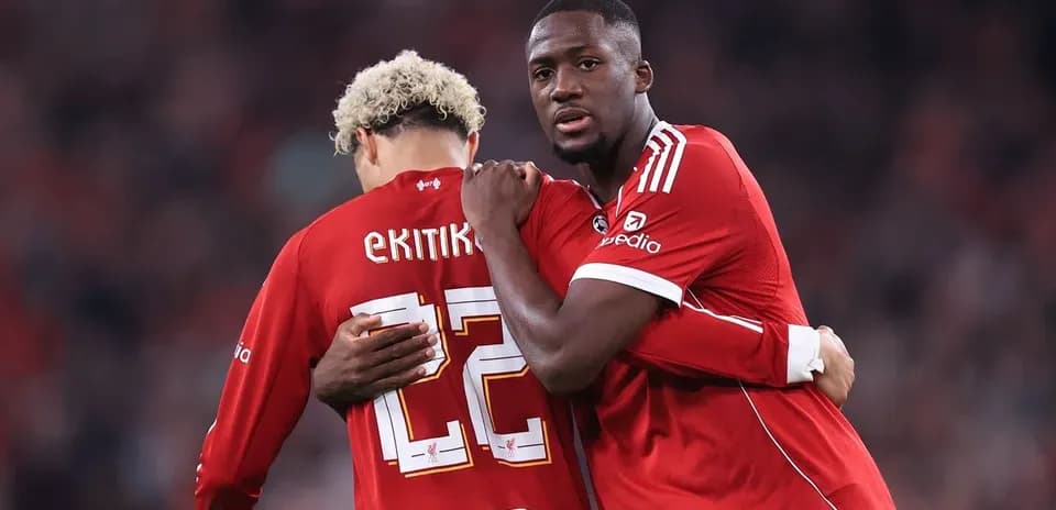Deux joueurs s'étreignant sur le terrain de football
