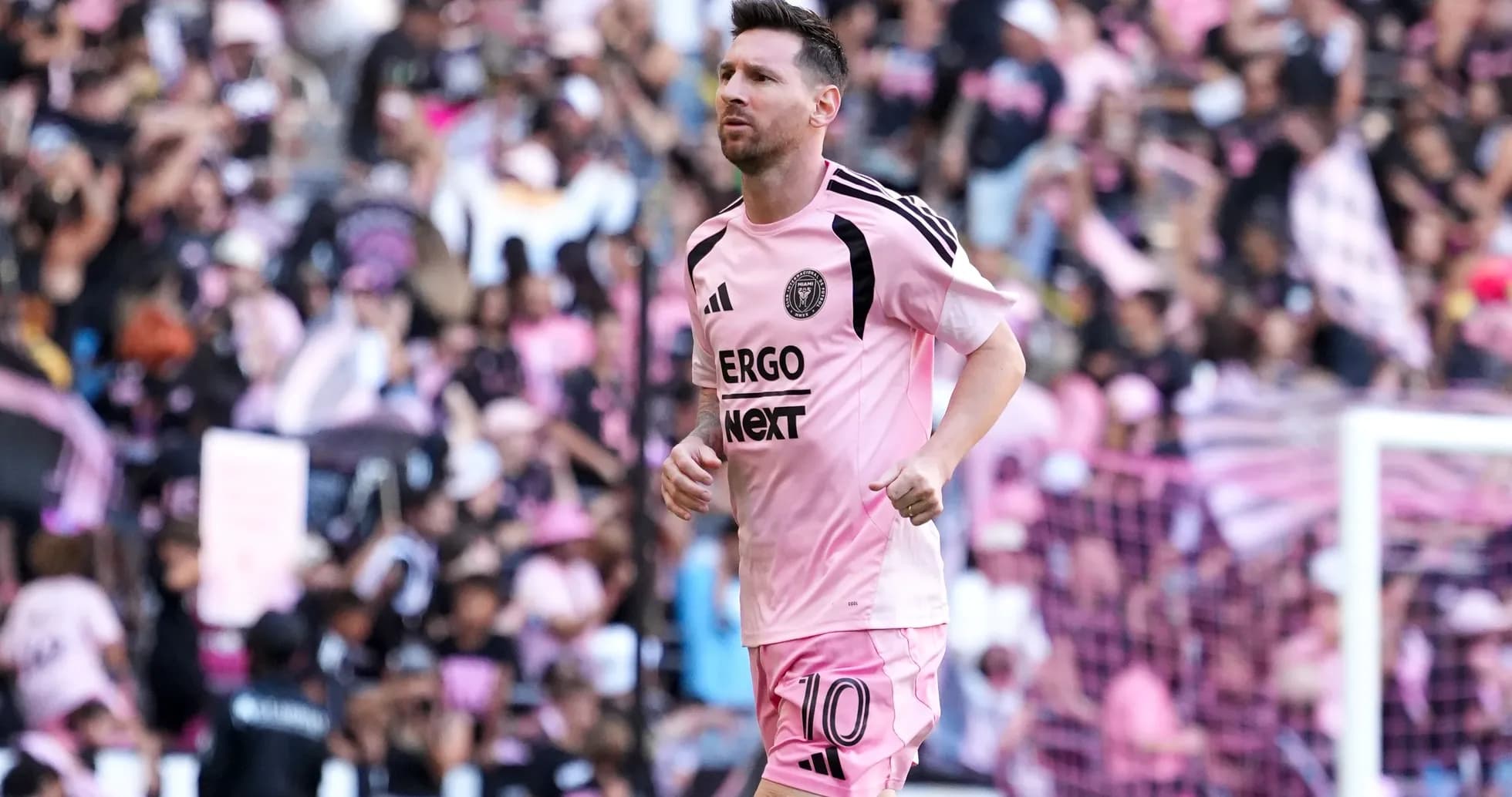 Lionel Messi en tenue de l'Inter Miami sur le terrain