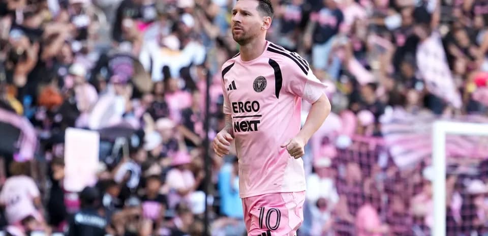 Lionel Messi en tenue de l'Inter Miami sur le terrain