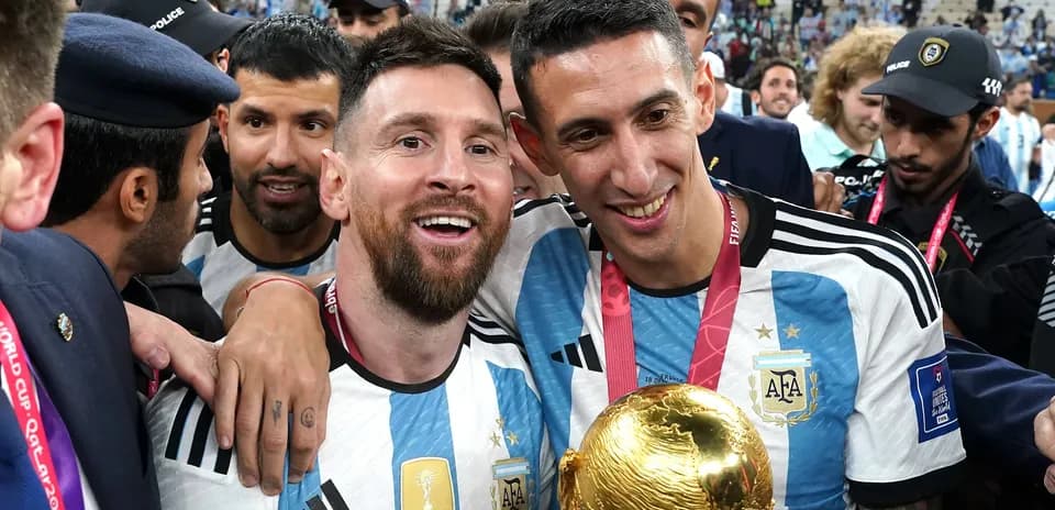 Messi et Di Maria célébrant avec la Coupe du Monde