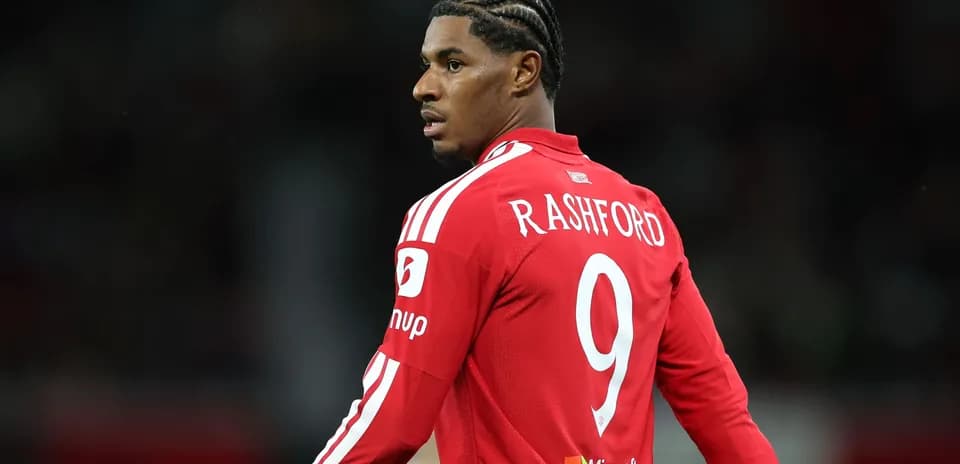 Joueur en maillot rouge avec le nom Rashford