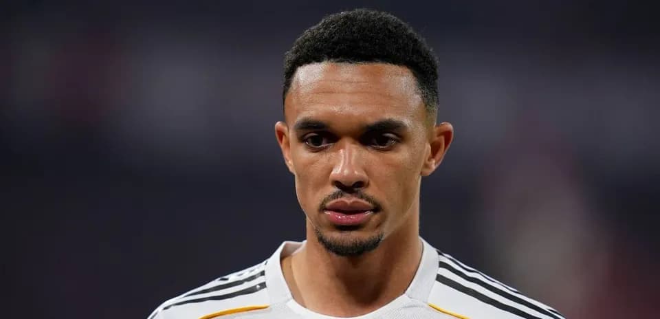 Joueur en maillot blanc pendant un match