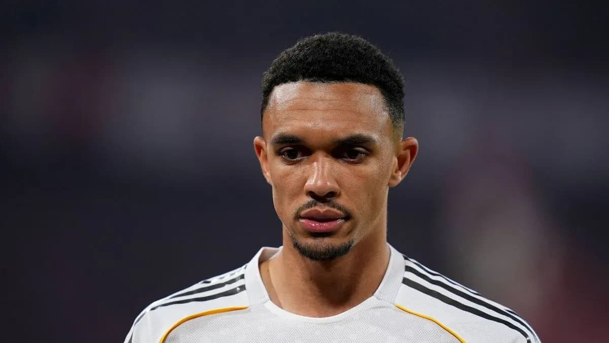 Joueur en maillot blanc pendant un match