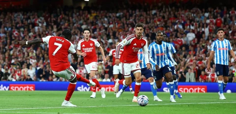 Saka dribbling the ball during Arsenal match