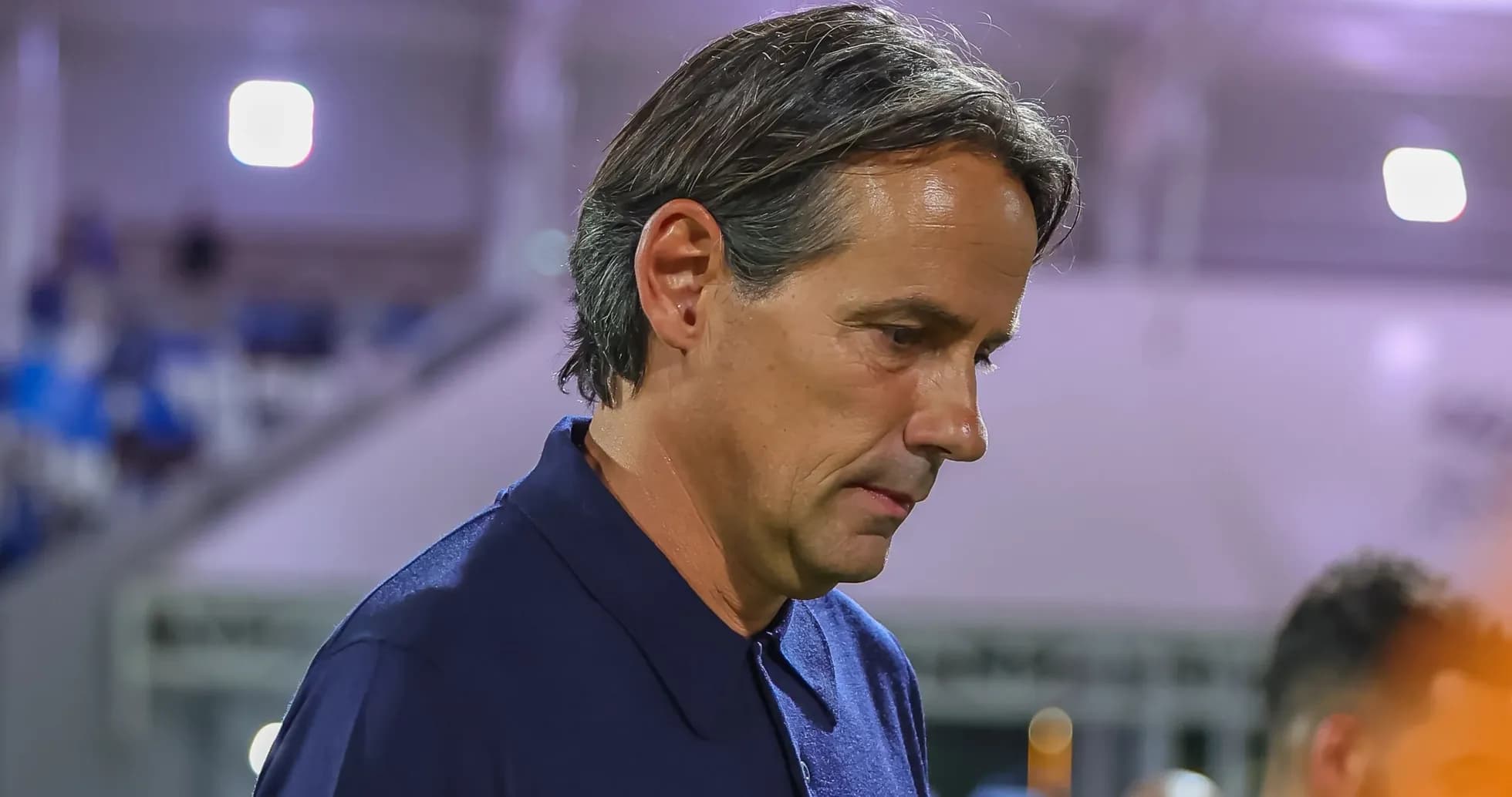 Entraîneur marchant sur le terrain avant le match