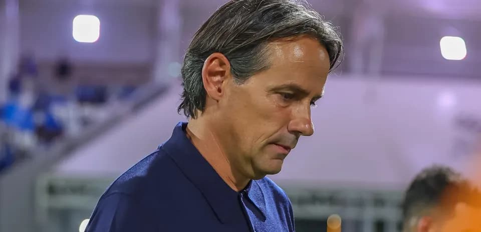 Entraîneur marchant sur le terrain avant le match