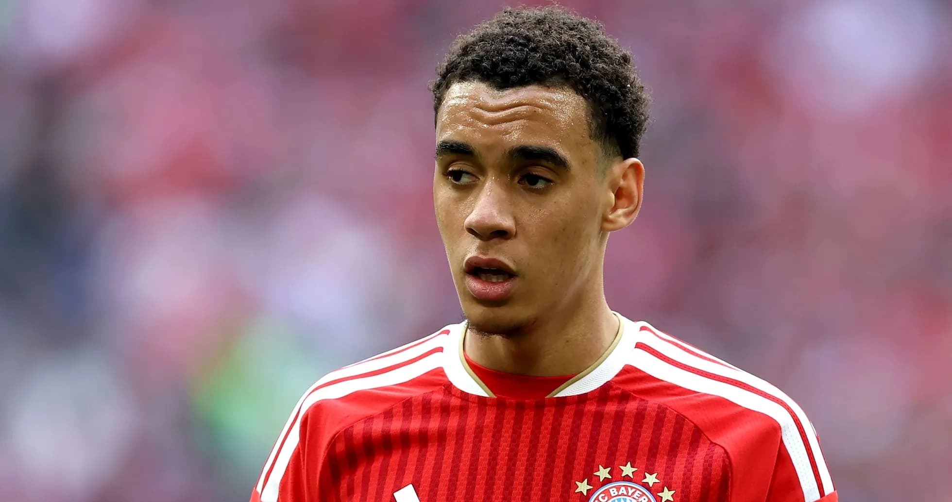 Joueur de Bayern Munich en maillot rouge sur le terrain
