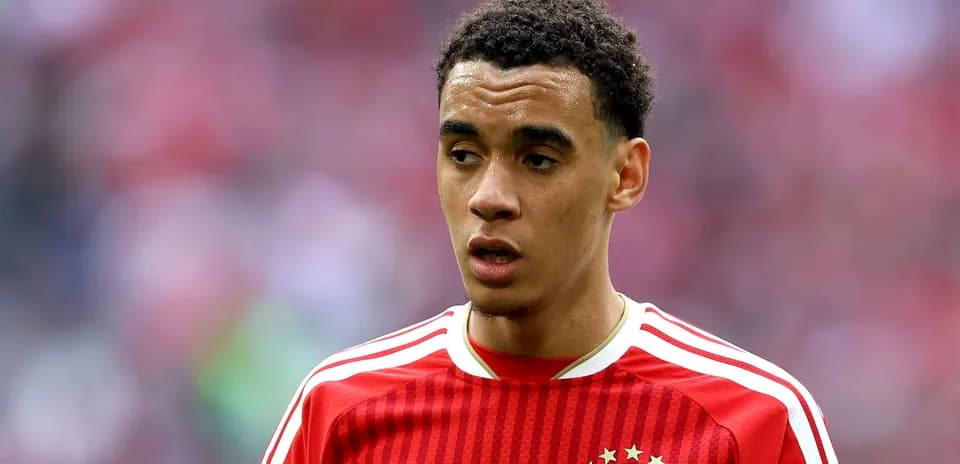 Joueur de Bayern Munich en maillot rouge sur le terrain