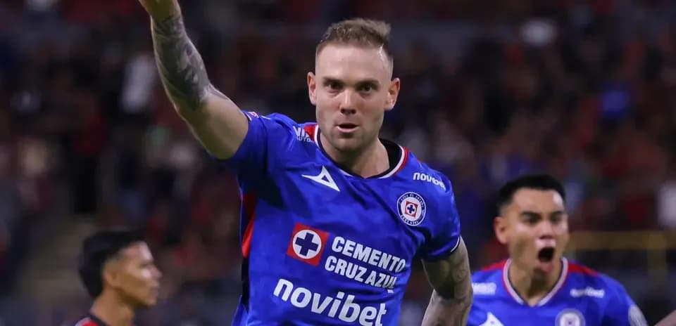Joueur de Cruz Azul célèbre un but marqué