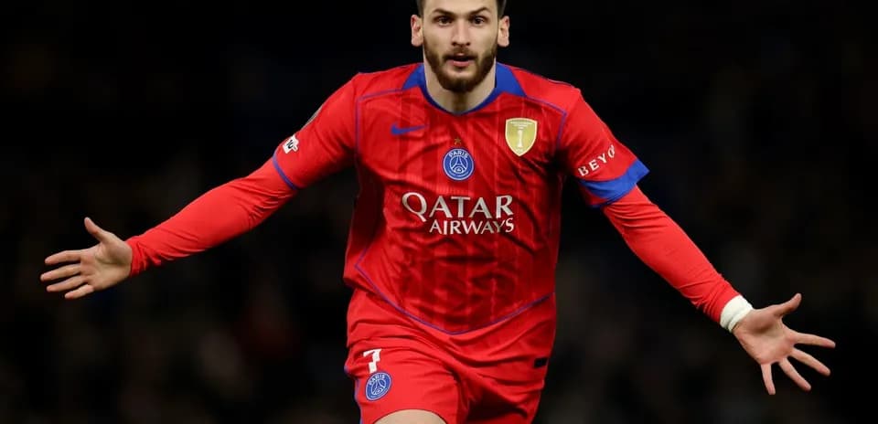 Joueur du PSG célébrant un but sur le terrain