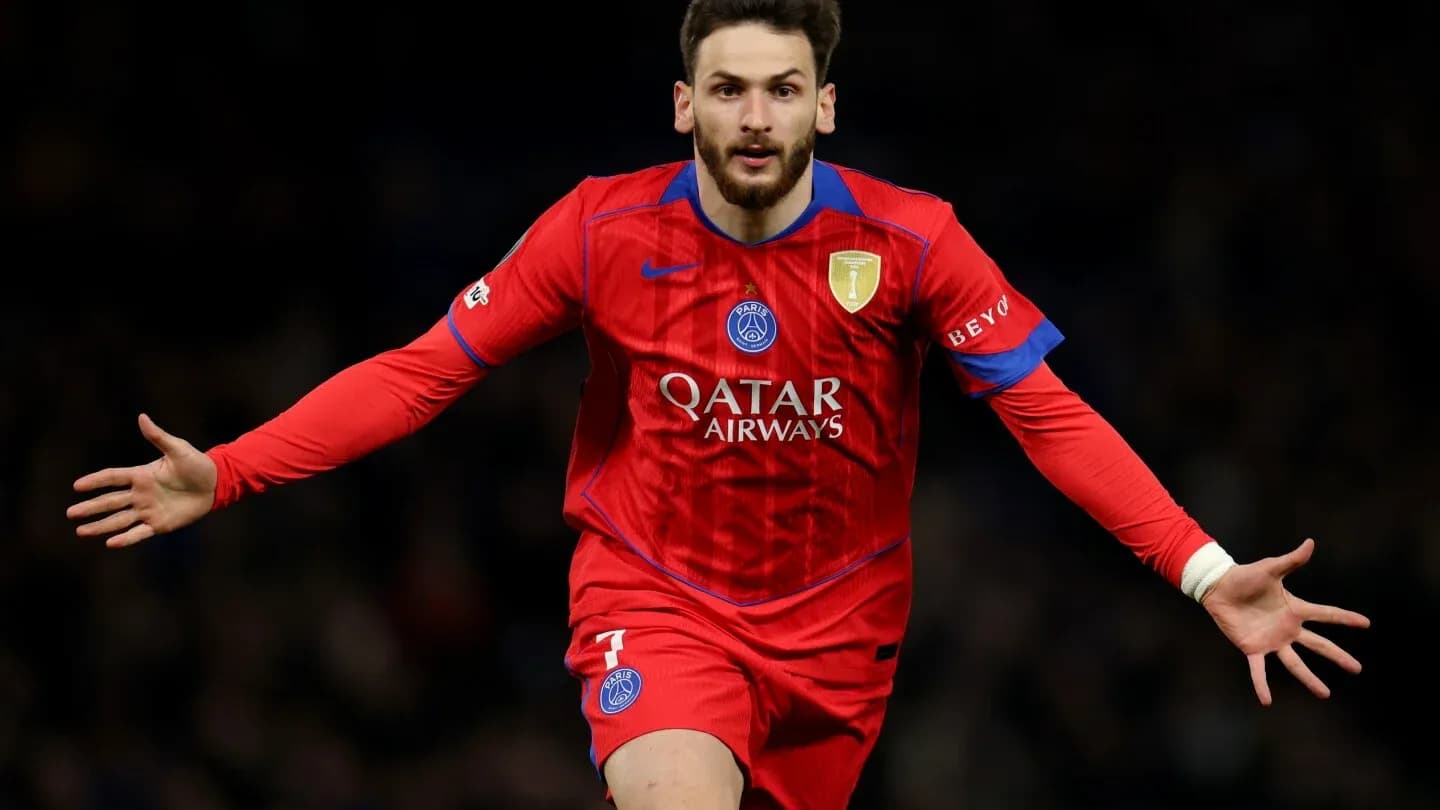 Joueur du PSG célébrant un but sur le terrain