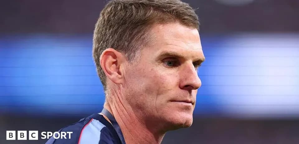Entraîneur observant le match depuis la touche