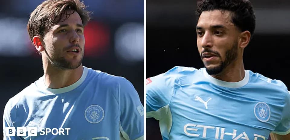 Deux joueurs de Manchester City en action