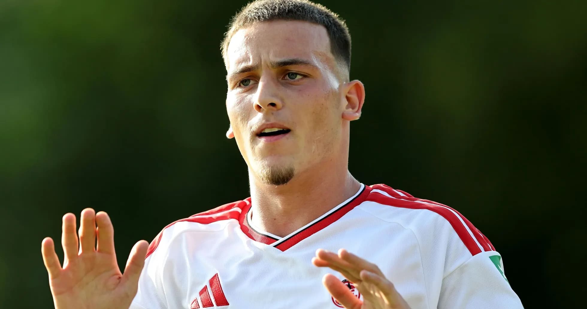 Joueur de football en maillot blanc gesticulant