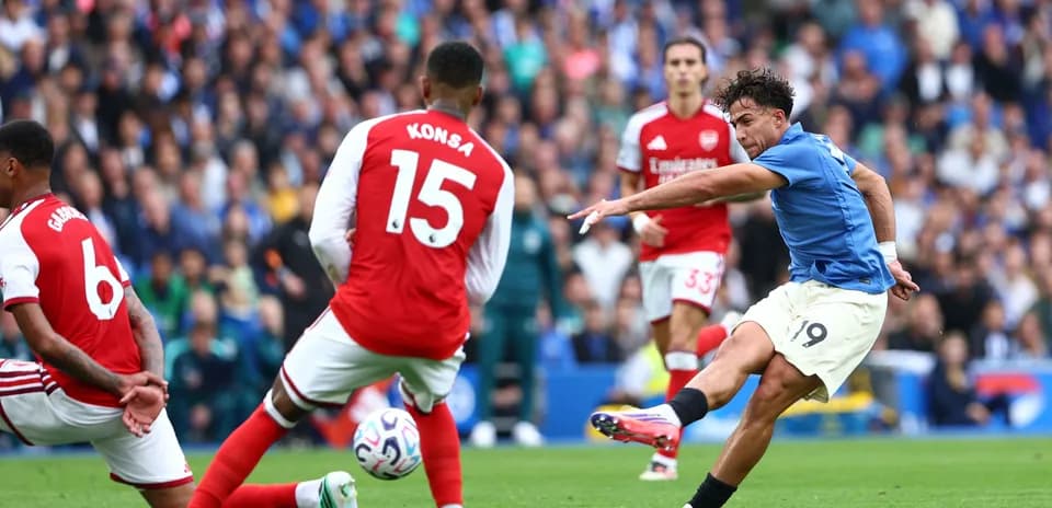 Joueur tirant au but pendant un match de football