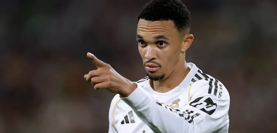 Joueur de football pointant sur le terrain