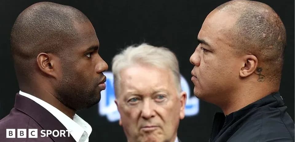 Deux boxeurs face à face avec un promoteur entre eux