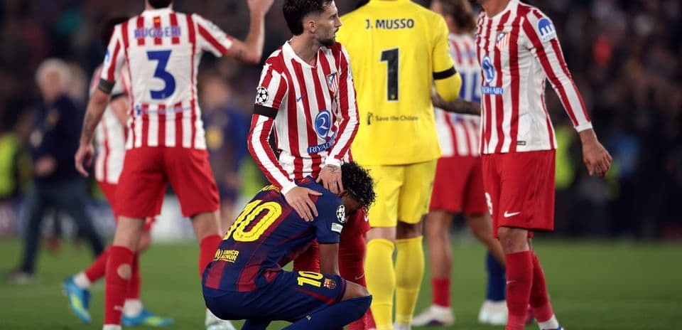 Joueurs de Barcelone et Atlético de Madrid en action
